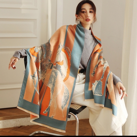 Elegant Cashmere Shawl - Picture 6 of 7